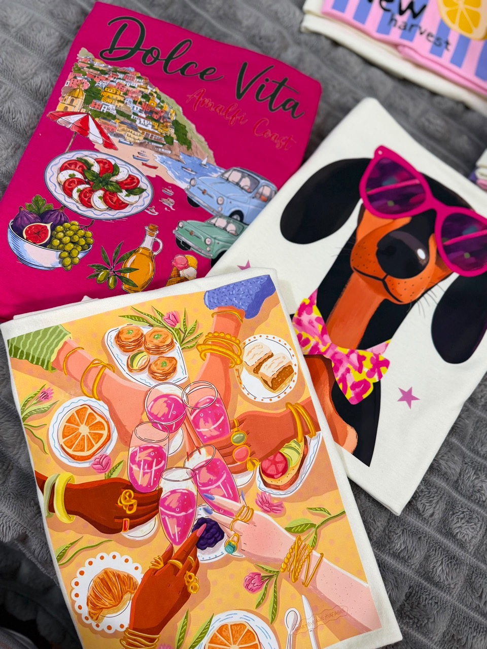 Colección de franelas con estampados de la Dolce Vita, brunch y un perrito